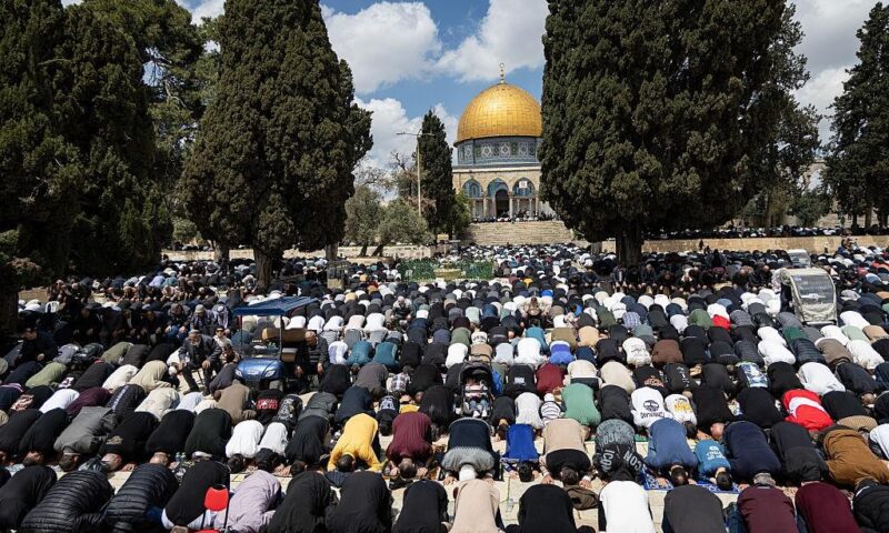 60 ألف مصل يحيون الجمعة في الأقصى وسط تشديدات الاحتلال