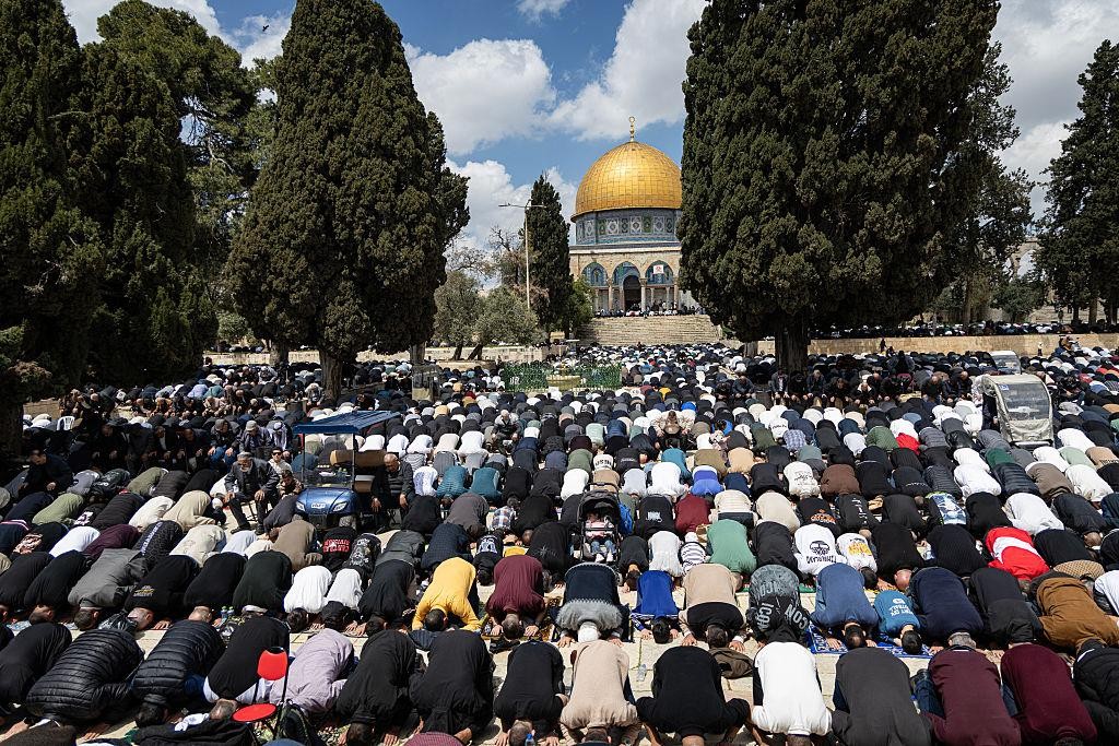 60 ألف مصل يحيون الجمعة في الأقصى وسط تشديدات الاحتلال