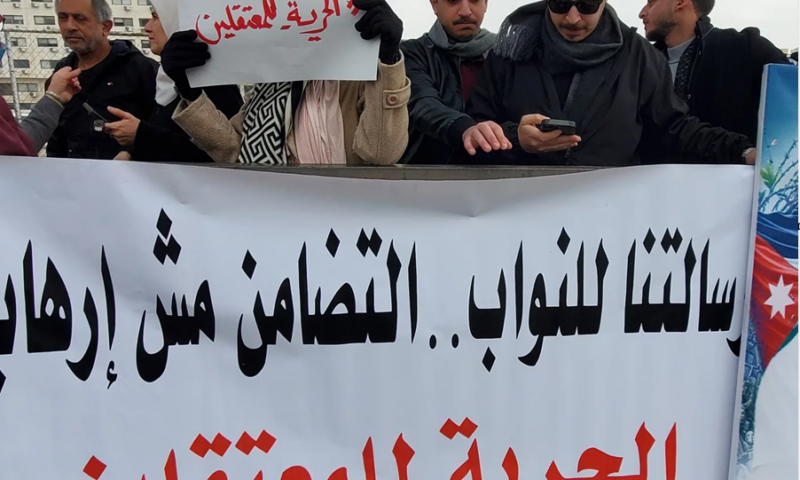 ملف معتقلي دعم المقاومة في الأردن: تدهور صحي لمعتقل مضرب عن الطعام ومحاولة طعن آخر