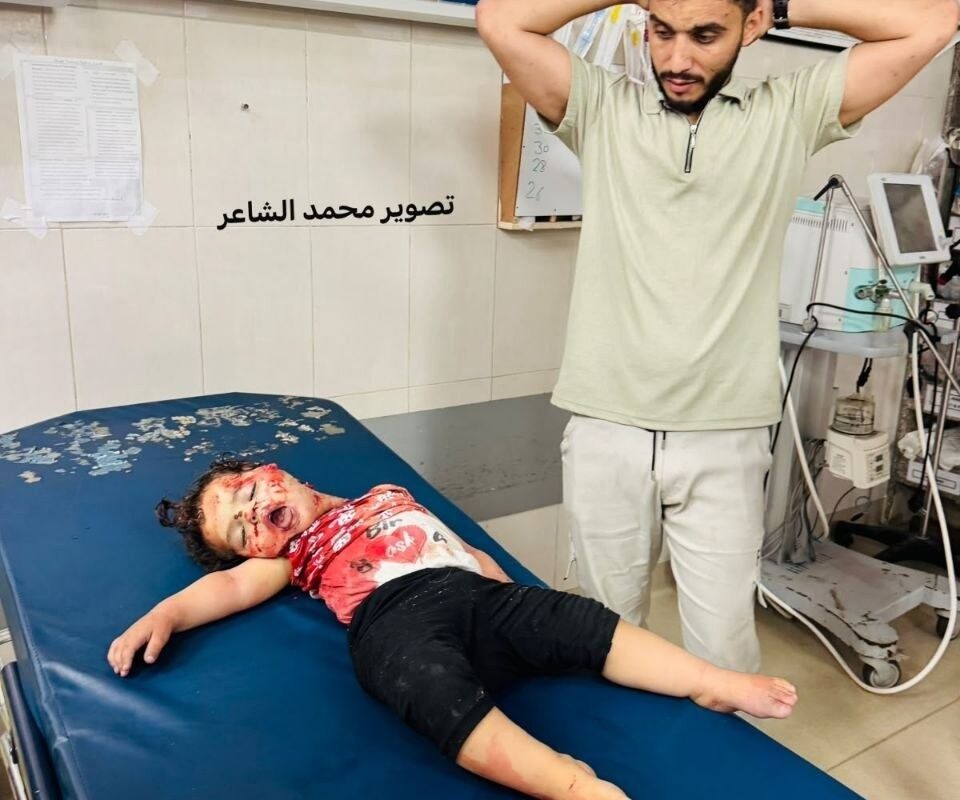 استشهاد أم وطفلتها في غارة إسرائيلية على خيام النازحين جنوب قطاع غزة