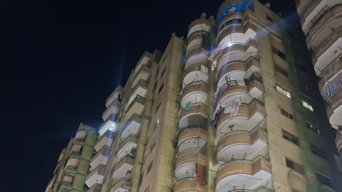 خوفاً من الانهيار.. إخلاء عقارين سكنيين مائلين في مصر