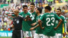 ثلاث حالات طرد في المباراة الافتتاحية لكأس العالم، والمكسيك تهزم جنوب أفريقيا
