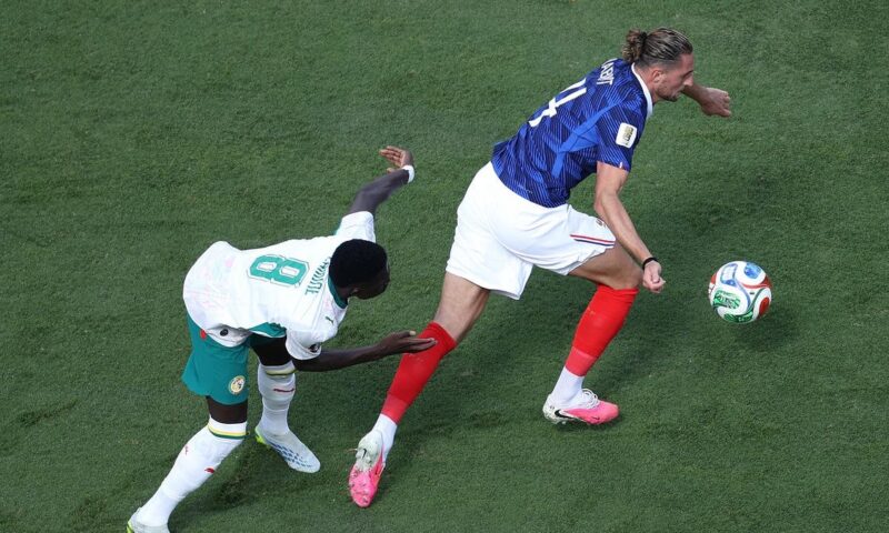 شكاوى متكررة من اللاعبين بشأن أرضيات ملاعب كأس العالم
