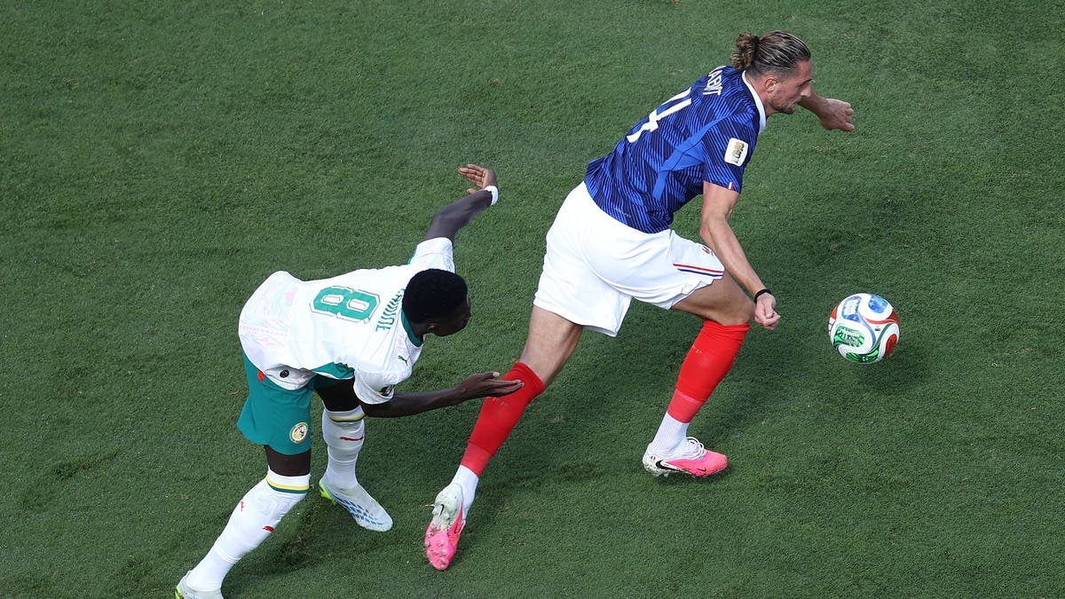 شكاوى متكررة من اللاعبين بشأن أرضيات ملاعب كأس العالم