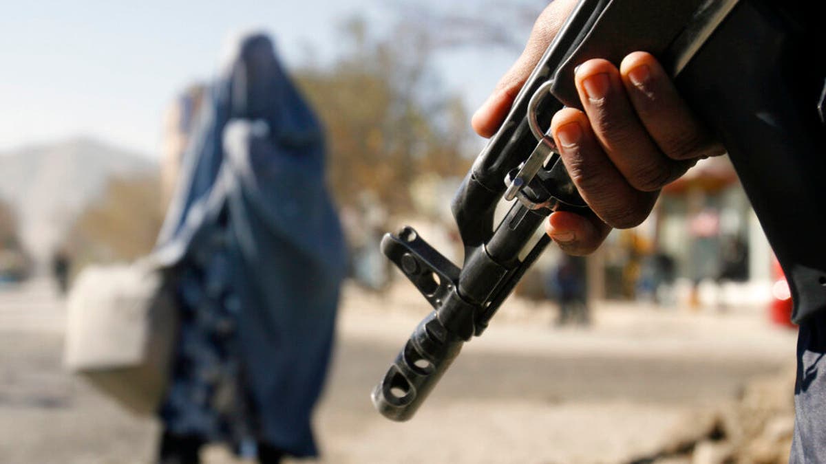 طالبان تعتقل 30 امرأة “لانتهاك” قواعد الحجاب بأفغانستان