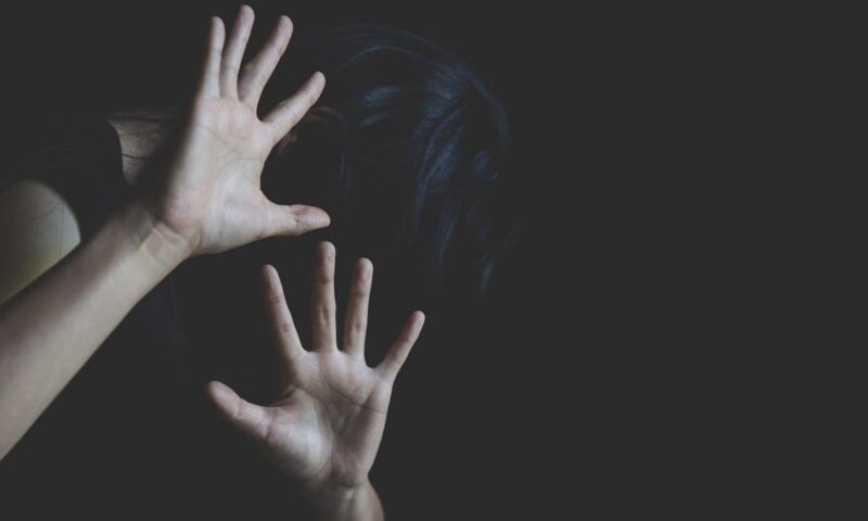 قيد أطفاله وعذبهم لابتزاز زوجته في مصر.. والسلطات تتدخل