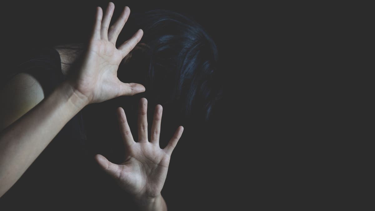 قيد أطفاله وعذبهم لابتزاز زوجته في مصر.. والسلطات تتدخل