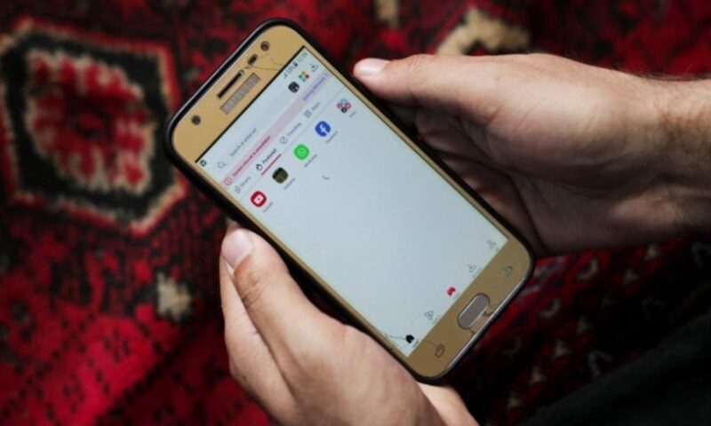 طالبان تحظر الهواتف الذكية على المسؤولين في أفغانستان