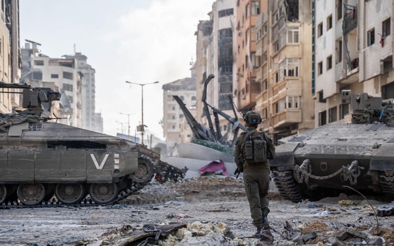 إيكونوميست: جندي إسرائيلي يعترف بجرائم القتل والتدمير واستخدام المعتقلين دروعا بشرية في غزة