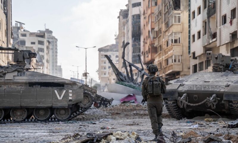 إيكونوميست: جندي إسرائيلي يعترف بجرائم القتل والتدمير واستخدام المعتقلين دروعا بشرية في غزة