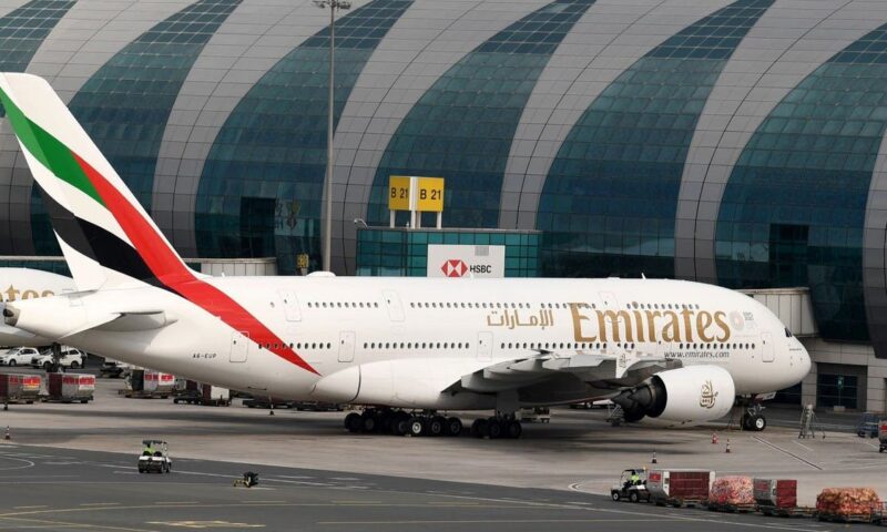 “إيرباص” تفحص 16 طائرة “إيه 380” بعد رصد تشقّقات في أجنحتها  