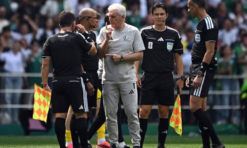 بروس مدرب جنوب أفريقيا يرفض حسم مصيره بعد الإقصاء من كأس العالم