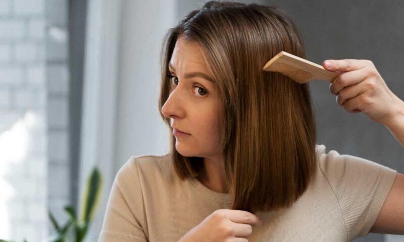 هل تتسبب قشرة الرأس فعلاً بتساقط الشعر؟