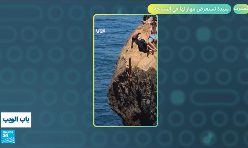 المغرب.. سيدة تستعرض مهاراتها في السباحة