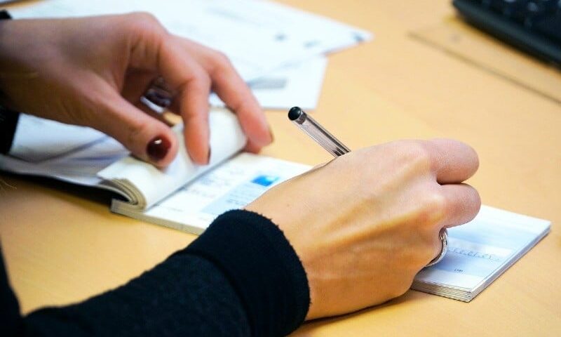 الضمانات في كراء السيارات تعيد النقاش حول “الشيكات على بياض”