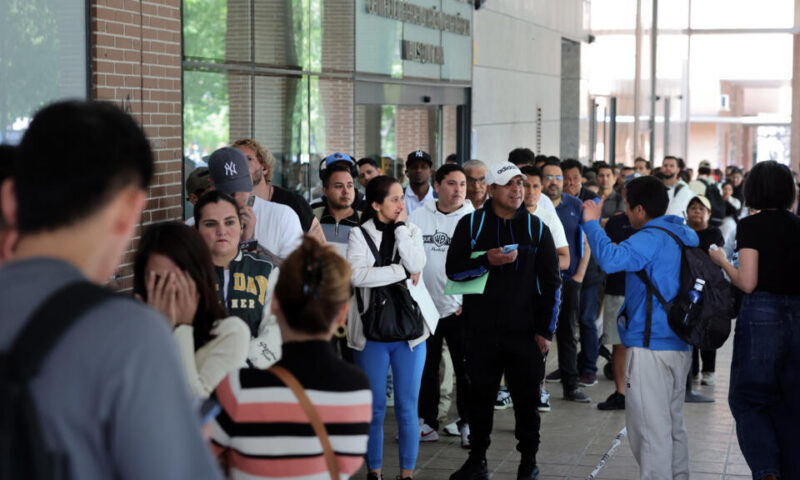 عشية غلق التسجيلات… إسبانيا تتلقى أكثر من مليون طلب لتسوية أوضاع مهاجرين غير نظاميين