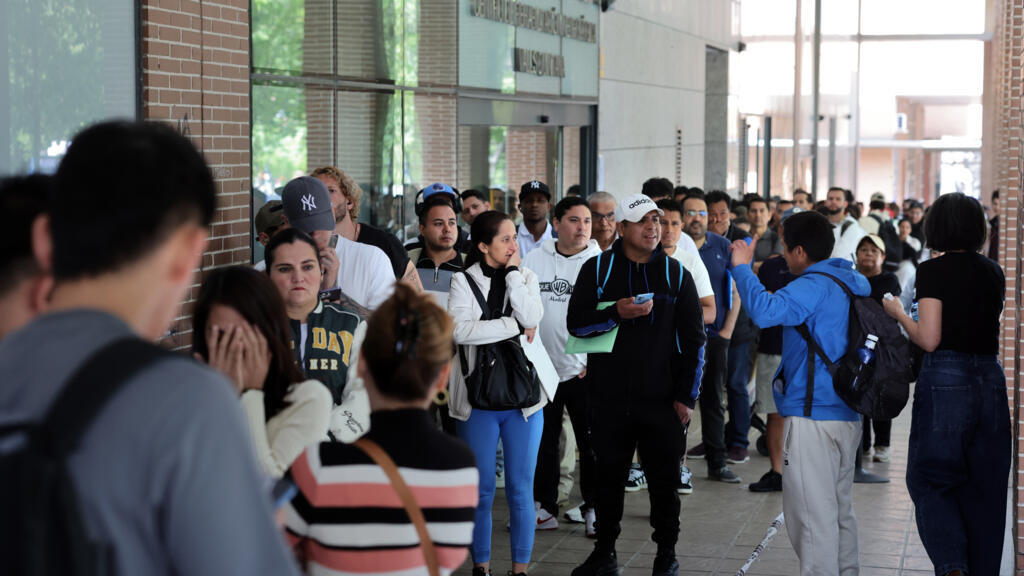 عشية غلق التسجيلات… إسبانيا تتلقى أكثر من مليون طلب لتسوية أوضاع مهاجرين غير نظاميين