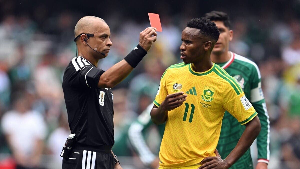سابقة تاريخية.. طرد 3 لاعبين في افتتاح كأس العالم