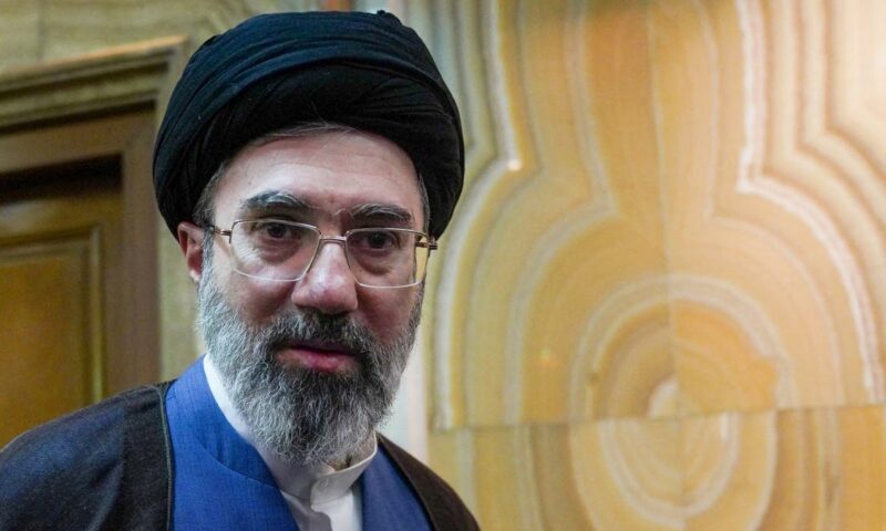 بلومبرغ: واشنطن تحقق بشأن معاملات لبنوك أميركية مرتبطة بخامنئي