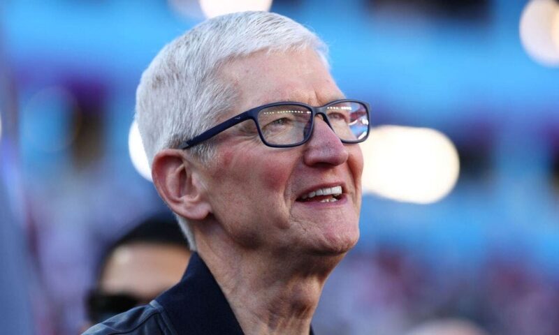 قبل رحيله عن “أبل”.. تيم كوك يقود بنفسه معركة الذكاء الاصطناعي لإنقاذ Siri