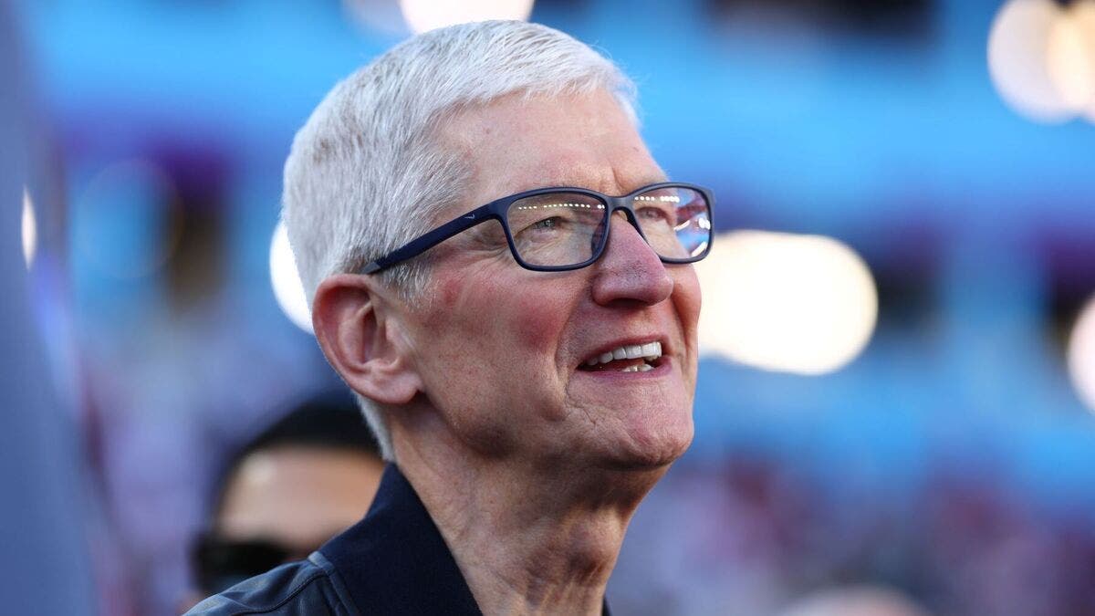قبل رحيله عن “أبل”.. تيم كوك يقود بنفسه معركة الذكاء الاصطناعي لإنقاذ Siri
