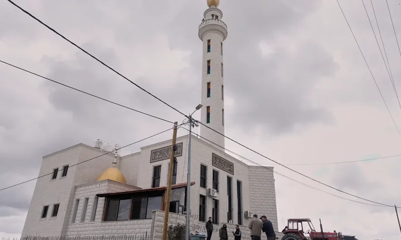 تعميم لوزارة الأوقاف: رفع الأذان فقط عبر السماعات الداخلية في المساجد القريبة من المستوطنات