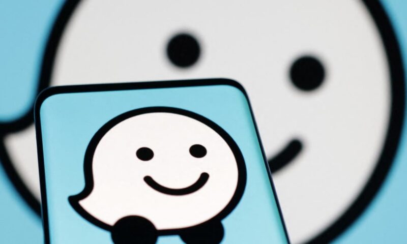 تطبيق “Waze” يبدأ عرض إشارات المرور على الطرق لكن تدريجيًا