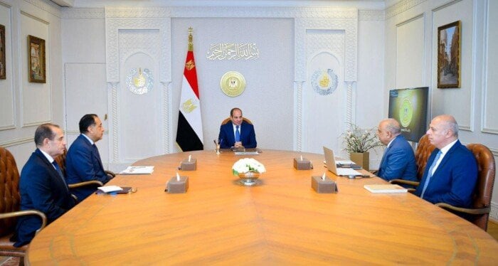 الرئيس السيسي يشدد على تسريع تنفيذ مشروعات الطاقة الشمسية والرياح
