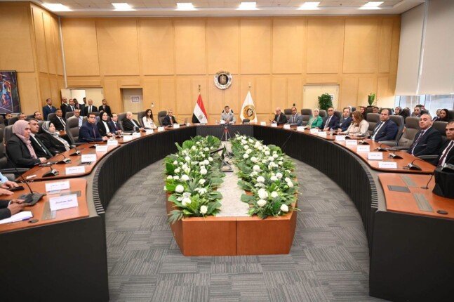 وزير الصناعة يستعرض مؤشرات الرؤية الاستراتيجية وخطة العمل في الفترة المقبلة