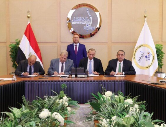 لزيادة معدلات السلامة والأمان.. وزير النقل يوقع عقودًا لتطوير الإشارات وخطوط السكك الحديدية