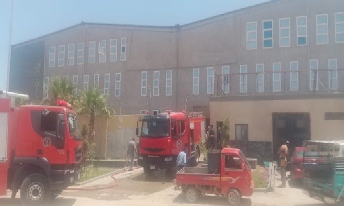 الحماية المدنية تسيطر على حريق داخل مصنع صاج بالعاشر دون إصابات