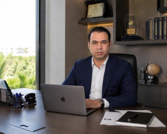 رجل الأعمال علي سالم يحصل على شهادة إتمام برنامج «الذكاء الاصطناعي لاستراتيجية الأعمال