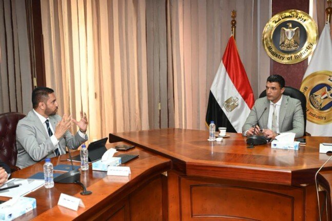 استثمارات بـ30 مليون دولار.. وزير الصناعة يبحث توطين تكنولوجيا الإضاءة الذكية في مصر