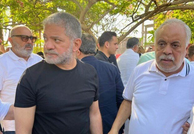 بناء على وصيته.. أشرف زكي بـ«الأبيض» فى جنازة محمد مرزبان| صور