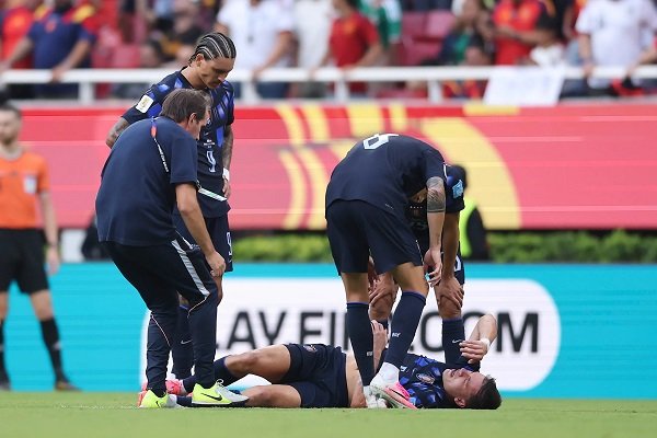 مانشستر يونايتد يتلقى ضربة موجعة.. إصابة نجم أوروجواي بالرباط الصليبي في كأس العالم