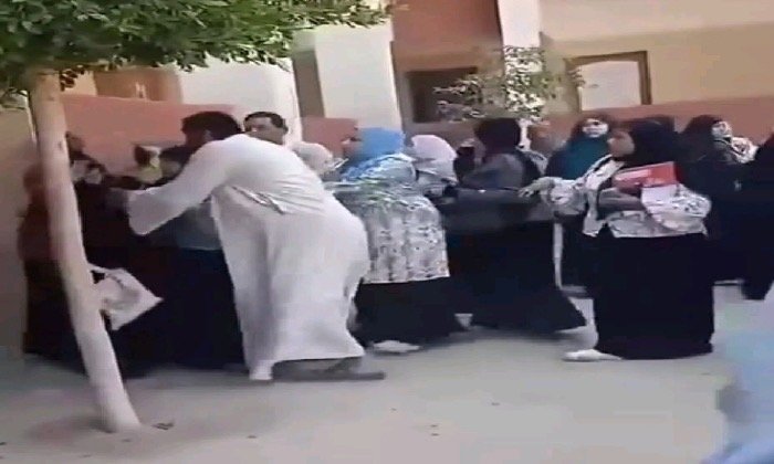 خناقة أولياء أمور.. تعليم الشرقية يكشف ملابسات فيديو تعدٍ بالضرب متداول على صفحات التواصل الاجتماعي