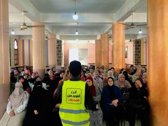 «القرار قرارك».. لقاءات توعوية بمخاطر الإدمان للرائدات الريفيات بالمنيا