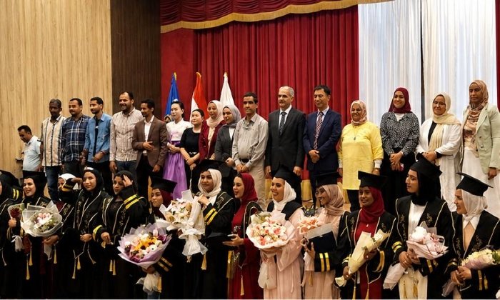 رئيس جامعة أسوان لخريجي الألسن: أنتم سفراء مصر في سوق العمل العالمي