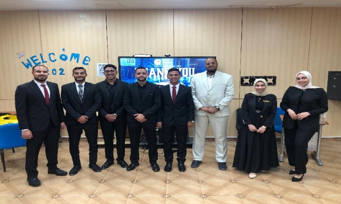 طلاب «المصرية للتعلم الإلكتروني الأهلية» بأسوان يبتكرون روبوتًا ذكيًا للتوصيل