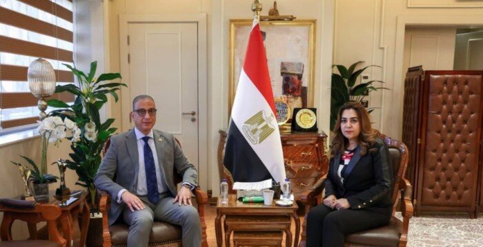 وزيرة التنمية المحلية تتابع مع محافظ الجيزة 800 مشروع و97% إنجازا بملف التصالح