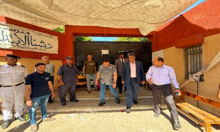 محافظ قنا يتفقد لجان الثانوية العامة بدشنا ويؤكد توفير الأجواء الملائمة للطلاب