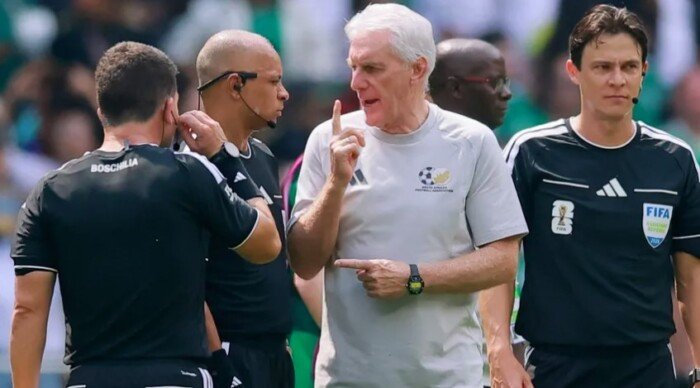 «لا نستحق الطرد الثاني».. مدرب جنوب إفريقيا يفتح النار على الحكم بعد السقوط أمام المكسيك