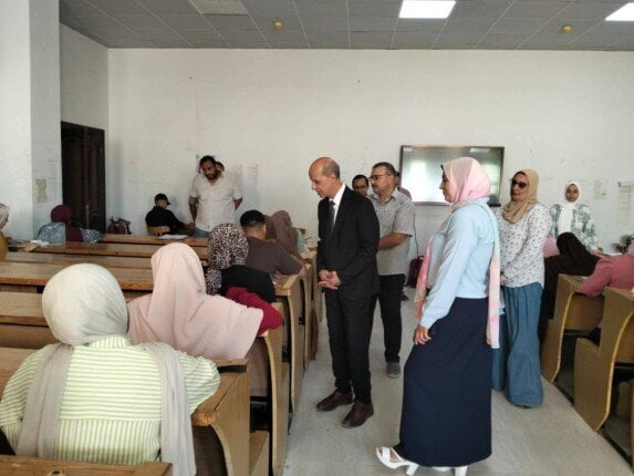 رئيس جامعة بني سويف يتفقد امتحانات نهاية العام بكلية علوم ذوي الاحتياجات الخاصة