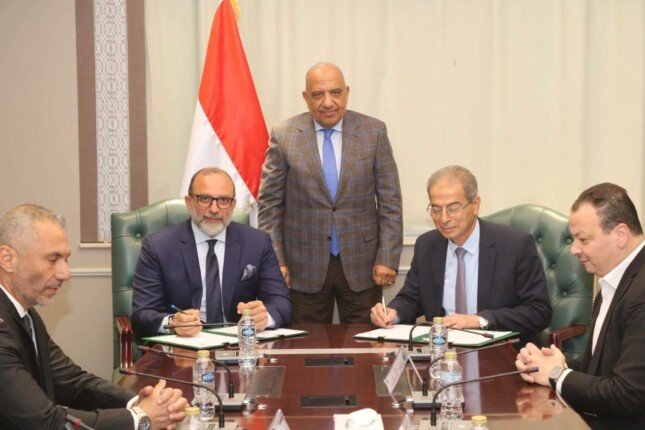 لاستبدال العدادات الكودية.. بروتوكول تعاون بين «القابضة للكهرباء» و«اتصالات مصر»