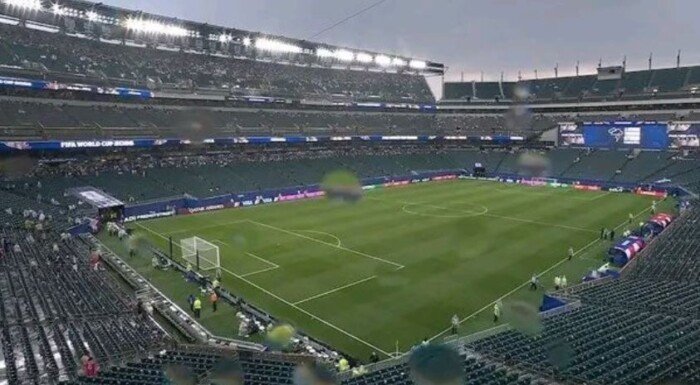 توقف مباراة فرنسا والعراق في كأس العالم 2026 بسبب عاصفة رعدية.. وإخلاء المدرجات