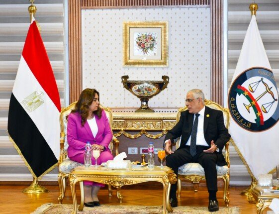 بعد إخلائها من إشغالات المركبات.. النائب العام يشهد تسليم 52 قطعة أرض لوزارة التنمية المحلية