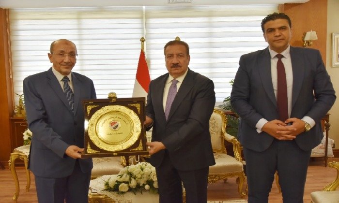 محافظ بورسعيد يستعرض مع رئيس الاتحاد العام للشركات استعدادات المحافظة لإقامة بطولة الجمهورية للشركات