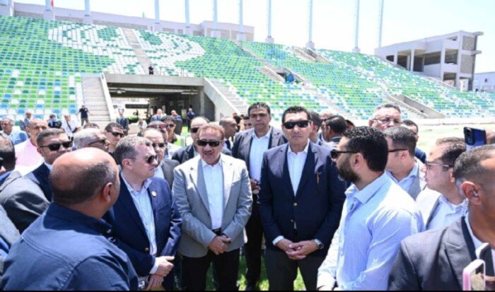 محافظ بورسعيد يتابع زراعة النجيل الطبيعي وأعمال المرافق باستاد النادي المصري