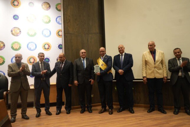 نائب وزير المالية يكرم الأمهات المثاليات والموظفين المتميزين ورواد العمل