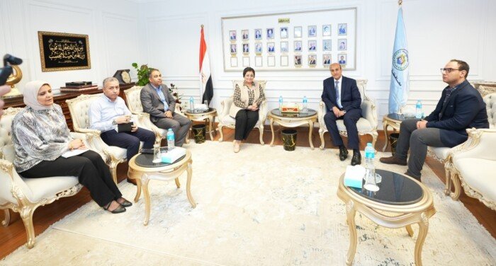 محافظ أسيوط يستعرض مع نائب وزير الصحة تفعيل جهود تنمية الأسرة وتعزيز الملف السكاني